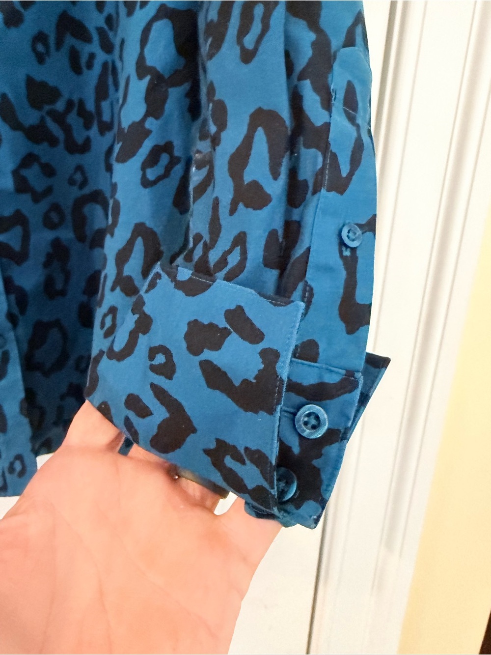 Ladies Size 2 "Chico's" Teal & Black Leopard Print Top Button Down Long Sleeves - Picture 4 of 7